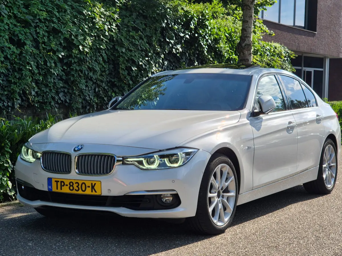 320i Luxury Edition Individual Schuifdak Apple CarPlay Virtual dash Camera LED NAP 2e eigenaar 320i Luxury Edition