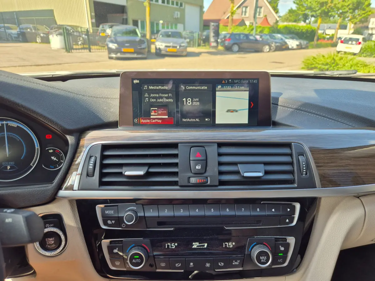 320i Luxury Edition Individual Schuifdak Apple CarPlay Virtual dash Camera LED NAP 2e eigenaar 320i Luxury Edition