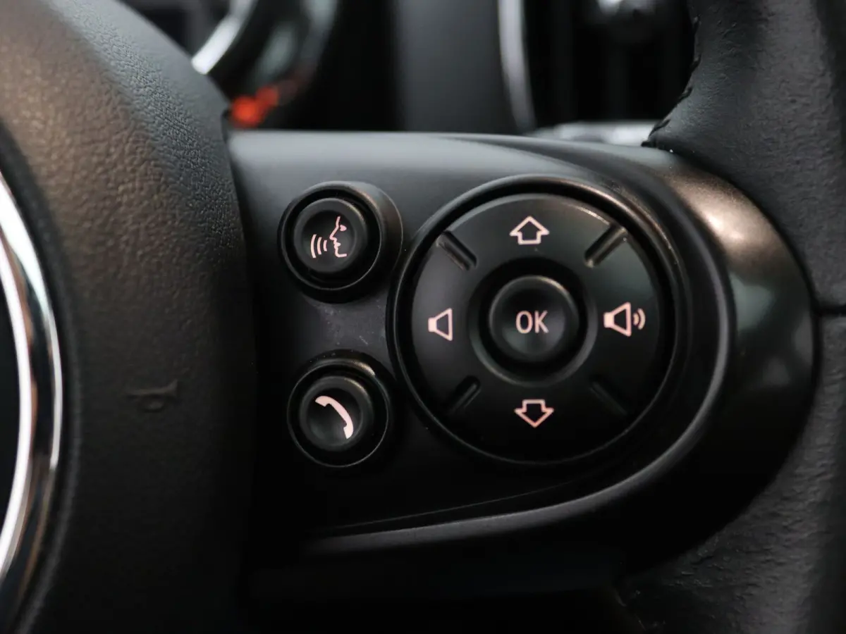Mini Cooper Chili 135pk Airco | Parkeersens. v+a | Voorruitverw. | Trekhaak afneembaar.