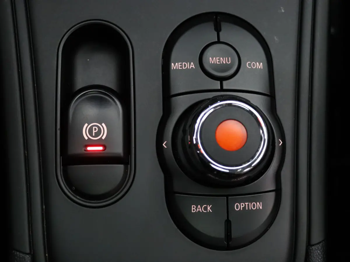 Mini Cooper Chili 135pk Airco | Parkeersens. v+a | Voorruitverw. | Trekhaak afneembaar.