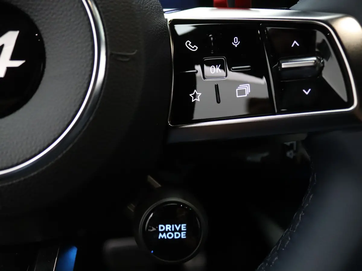 GT Premium 52 kWh Lichtmetalen Velgen 19" Snowflake Diamantee / Remklauwen rood Daklijst Hypersatin | Franse vlag op C-stijl