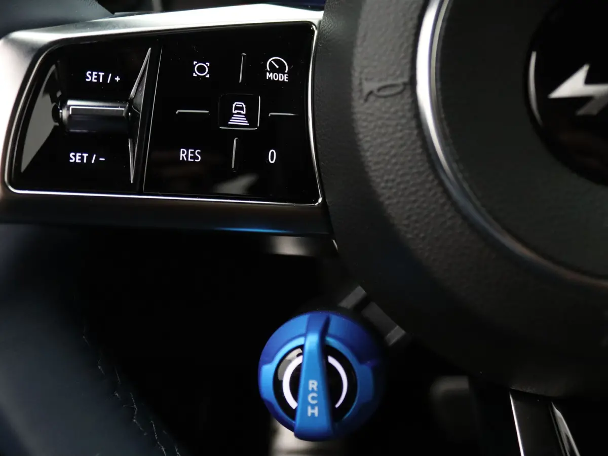 GT Premium 52 kWh Lichtmetalen Velgen 19" Snowflake Diamantee / Remklauwen rood Daklijst Hypersatin | Franse vlag op C-stijl