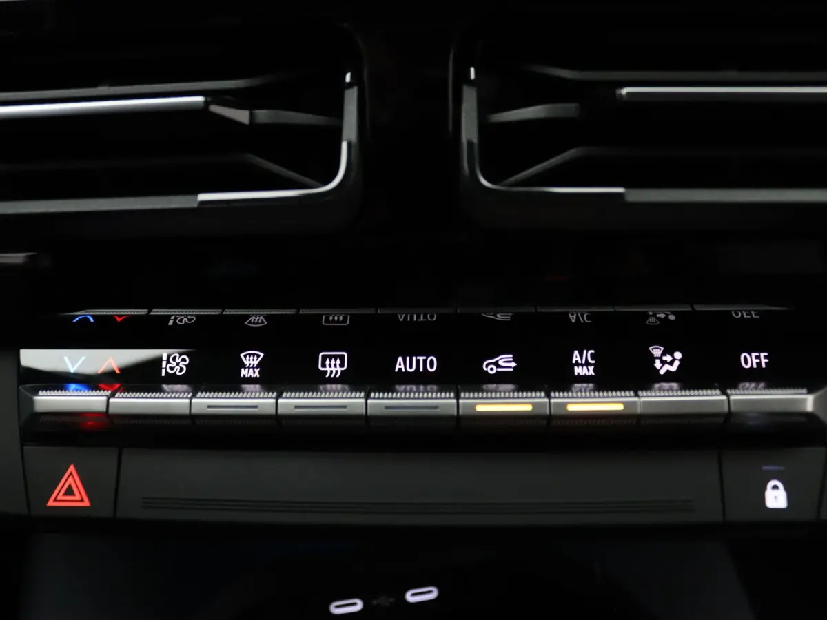 GT Premium 52 kWh Lichtmetalen Velgen 19" Snowflake Diamantee / Remklauwen rood Daklijst Hypersatin | Franse vlag op C-stijl