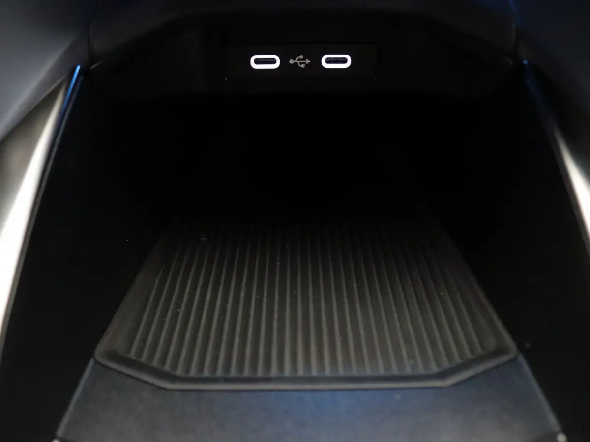 GT Premium 52 kWh Lichtmetalen Velgen 19" Snowflake Diamantee / Remklauwen rood Daklijst Hypersatin | Franse vlag op C-stijl