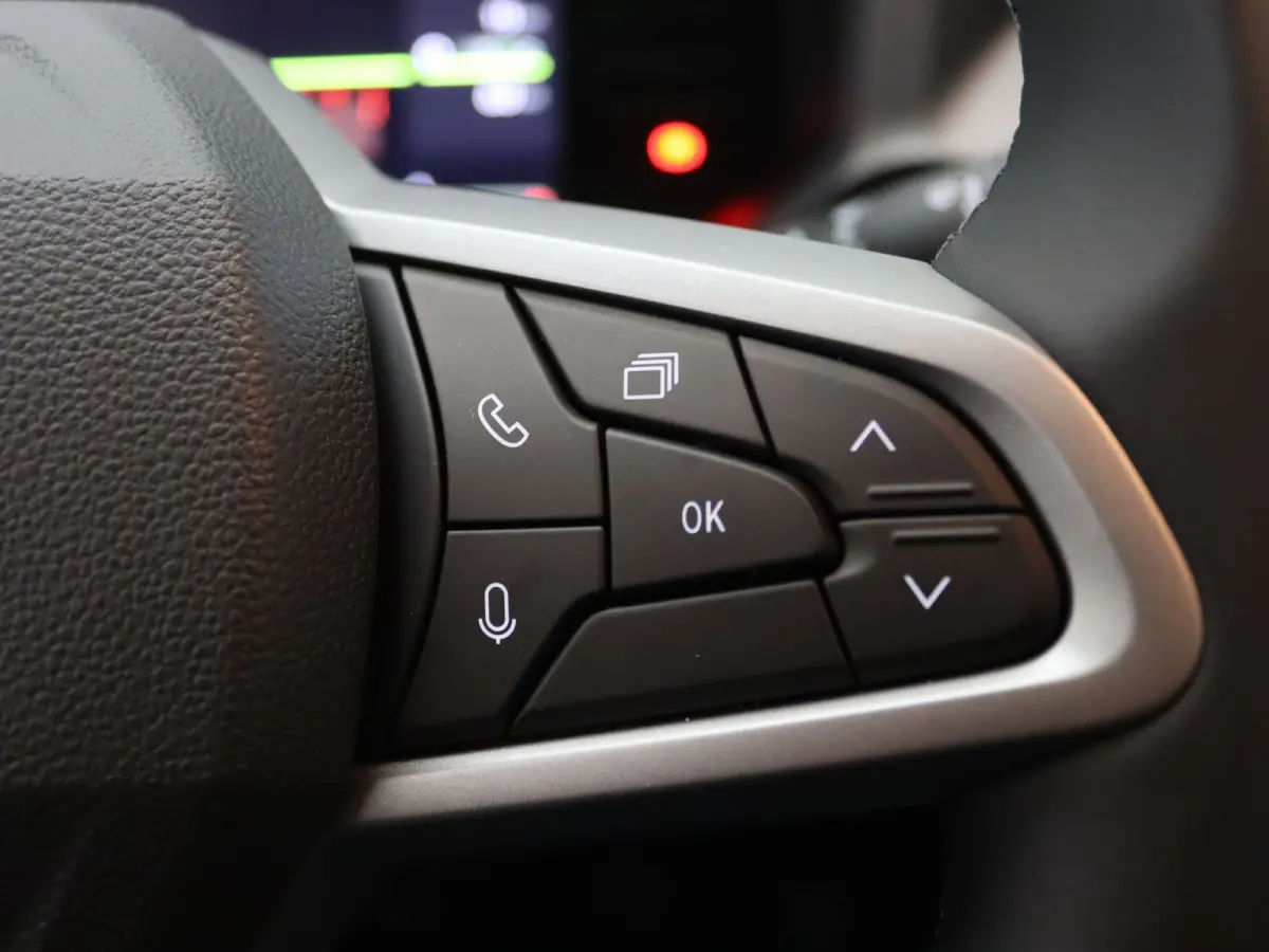 Hybrid 140pk Expression Camera | Carplay | Navi