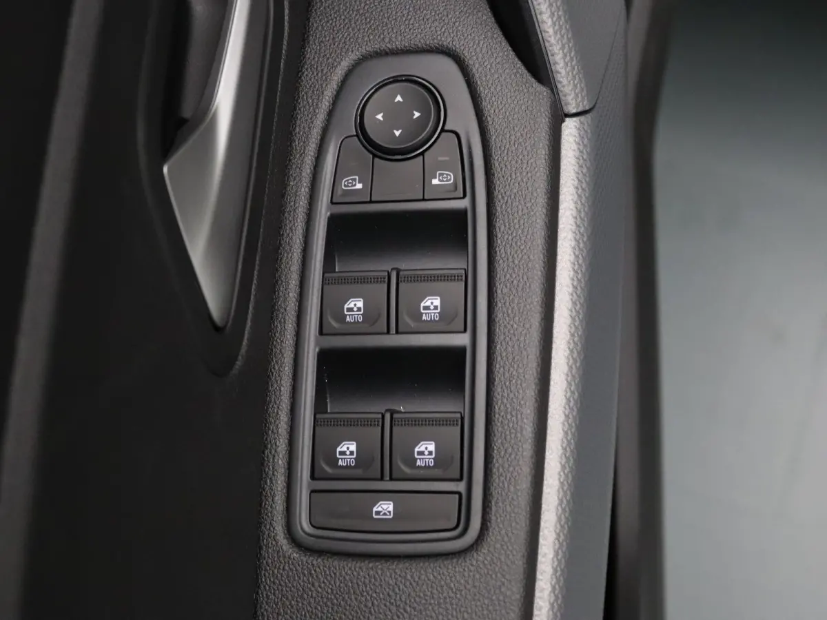 Hybrid 140pk Expression Camera | Carplay | Navi