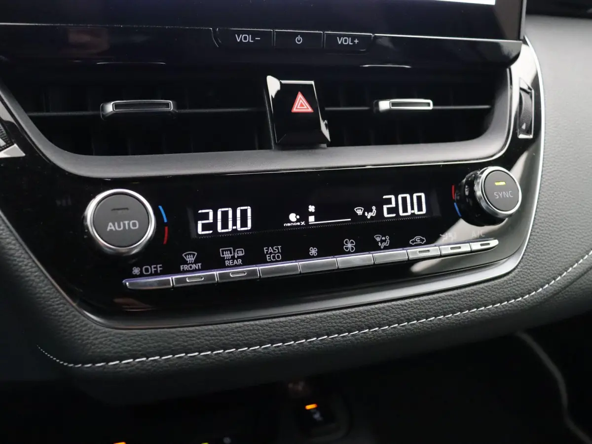 Hybrid 140 Dynamic | Stoel, Stuur en voorruitverwarming | Apple Carplay & Android Auto | Achteruitrijcamera |