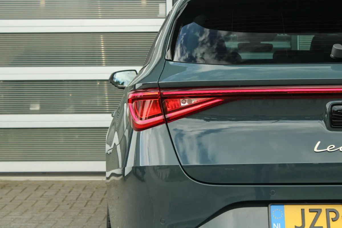 1.5 TSI e-Hybrid 204pk FR Business | Black Pakket | Verlaagd | 18" Velgen