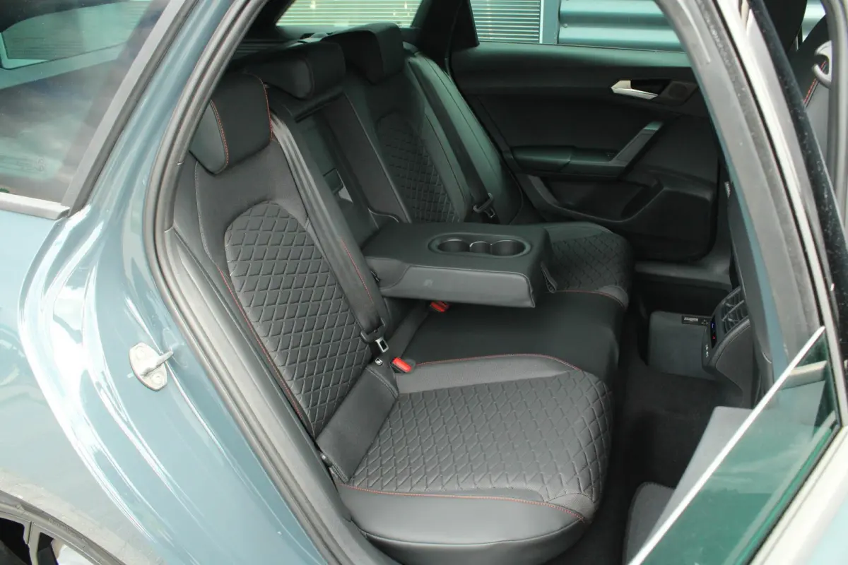1.5 TSI e-Hybrid 204pk FR Business | Black Pakket | Verlaagd | 18" Velgen