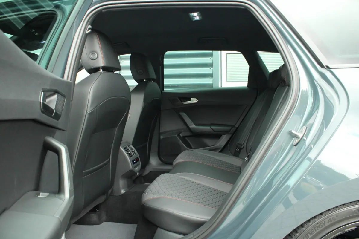 1.5 TSI e-Hybrid 204pk FR Business | Black Pakket | Verlaagd | 18" Velgen