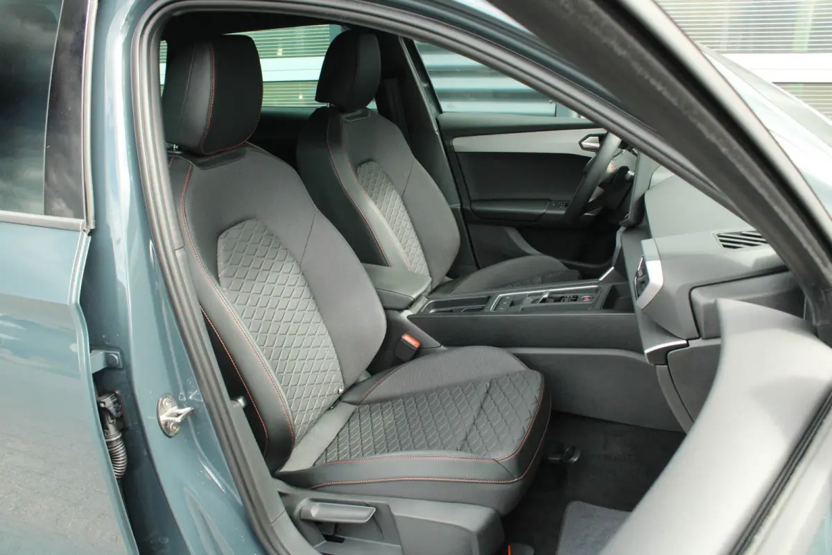 1.5 TSI e-Hybrid 204pk FR Business | Black Pakket | Verlaagd | 18" Velgen