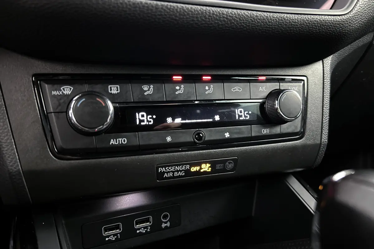 1.0 TSI FR DSG Xcellence Business Intense | Camera | Apple Carplay | Cruise control