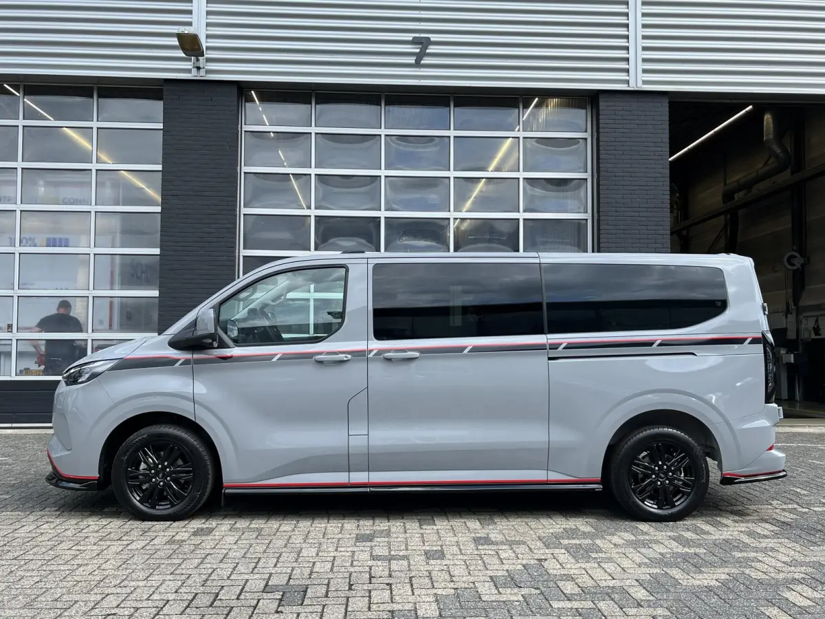 320 2.5 PHEV L2H1 Grey Platinum Dubbele Cabine 233pk Aut / 5 Pers. / 2250kg Trekgewicht / 1100kg Laadvermogen / Vol. Leder / Glaslookpanelen / Privacy Glass / Adapt. Cruise control!