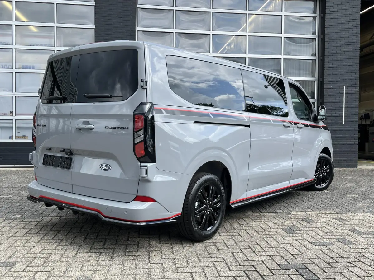 320 2.5 PHEV L2H1 Grey Platinum Dubbele Cabine 233pk Aut / 5 Pers. / 2250kg Trekgewicht / 1100kg Laadvermogen / Vol. Leder / Glaslookpanelen / Privacy Glass / Adapt. Cruise control!