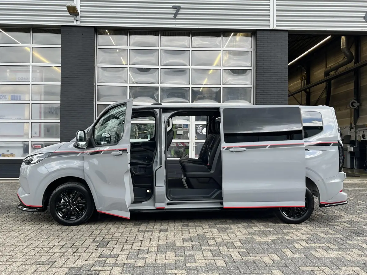 320 2.5 PHEV L2H1 Grey Platinum Dubbele Cabine 233pk Aut / 5 Pers. / 2250kg Trekgewicht / 1100kg Laadvermogen / Vol. Leder / Glaslookpanelen / Privacy Glass / Adapt. Cruise control!