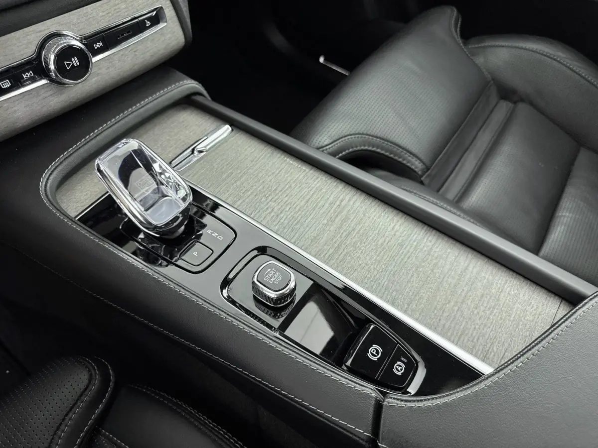 2.0 T8 Recharge AWD Ultimate Dark | 7 PERSOONS | ELEK.STOEL | MASSAGE | STOELVERWARMING V+A | MEMORYSTOELEN | HARMAN KARDON | PANORAMADAK |