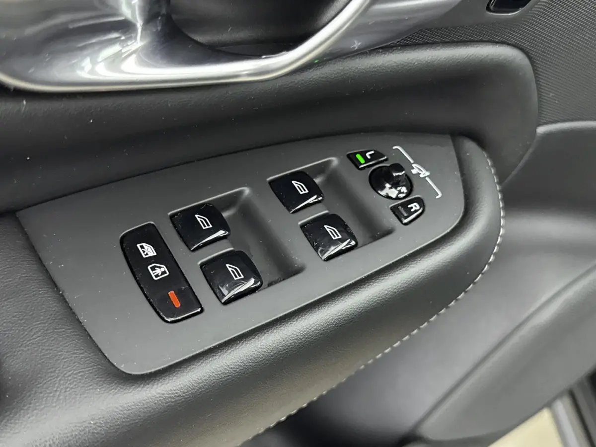 2.0 T8 Recharge AWD Ultimate Dark | 7 PERSOONS | ELEK.STOEL | MASSAGE | STOELVERWARMING V+A | MEMORYSTOELEN | HARMAN KARDON | PANORAMADAK |