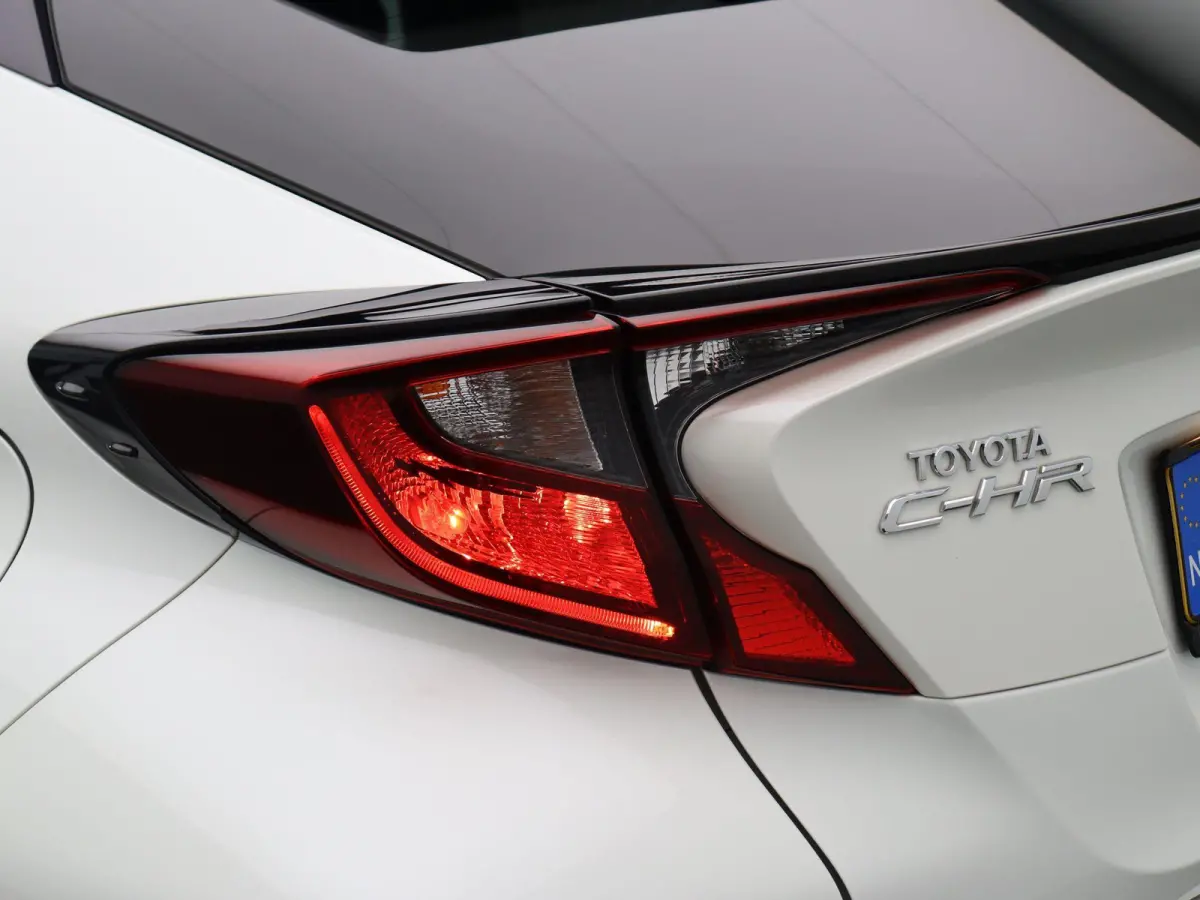 1.8 Hybrid Business Plus | Stoel en Stuurwielverwarming | Apple Carplay & Android Auto | Led Koplampen |