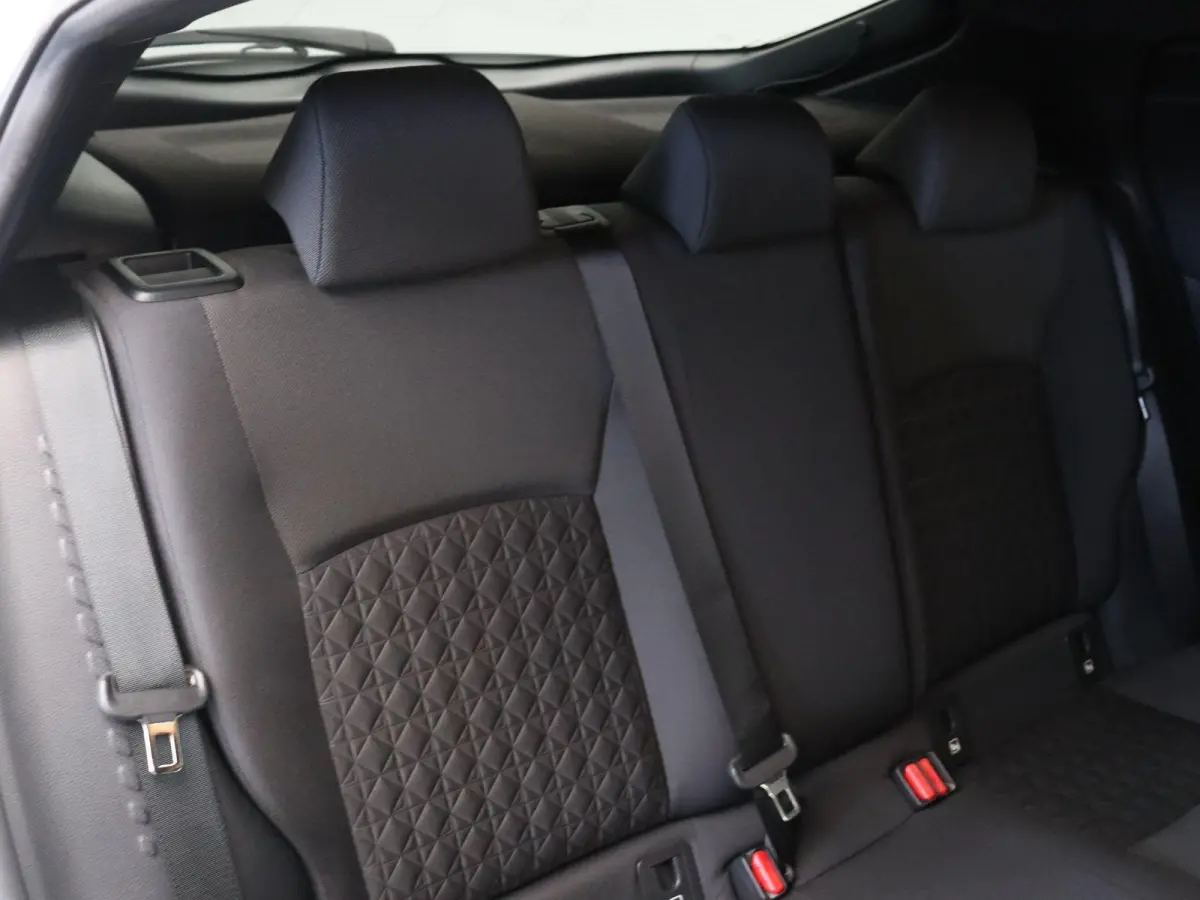 1.8 Hybrid Business Plus | Stoel en Stuurwielverwarming | Apple Carplay & Android Auto | Led Koplampen |