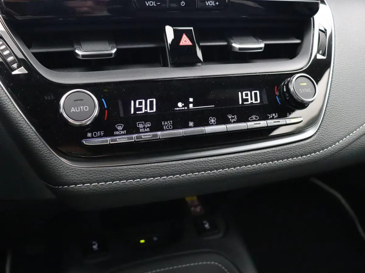 Hybrid 140 Dynamic | Stoel, Stuur en voorruitverwarming | Apple Carplay & Android Auto | Achteruitrijcamera |