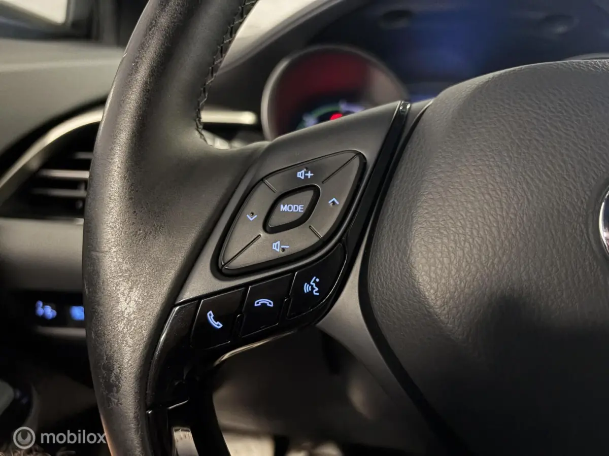 1.8 Hybrid Bi-Tone LED / STOELVERW. / STUURVERW. / CAMERA / CARPLAY MEDIA /