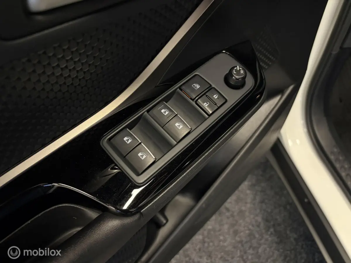 1.8 Hybrid Bi-Tone LED / STOELVERW. / STUURVERW. / CAMERA / CARPLAY MEDIA /