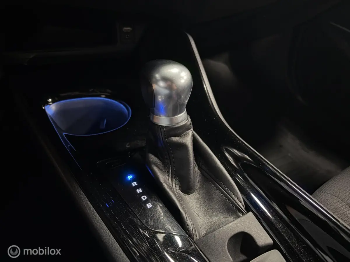 1.8 Hybrid Bi-Tone LED / STOELVERW. / STUURVERW. / CAMERA / CARPLAY MEDIA /