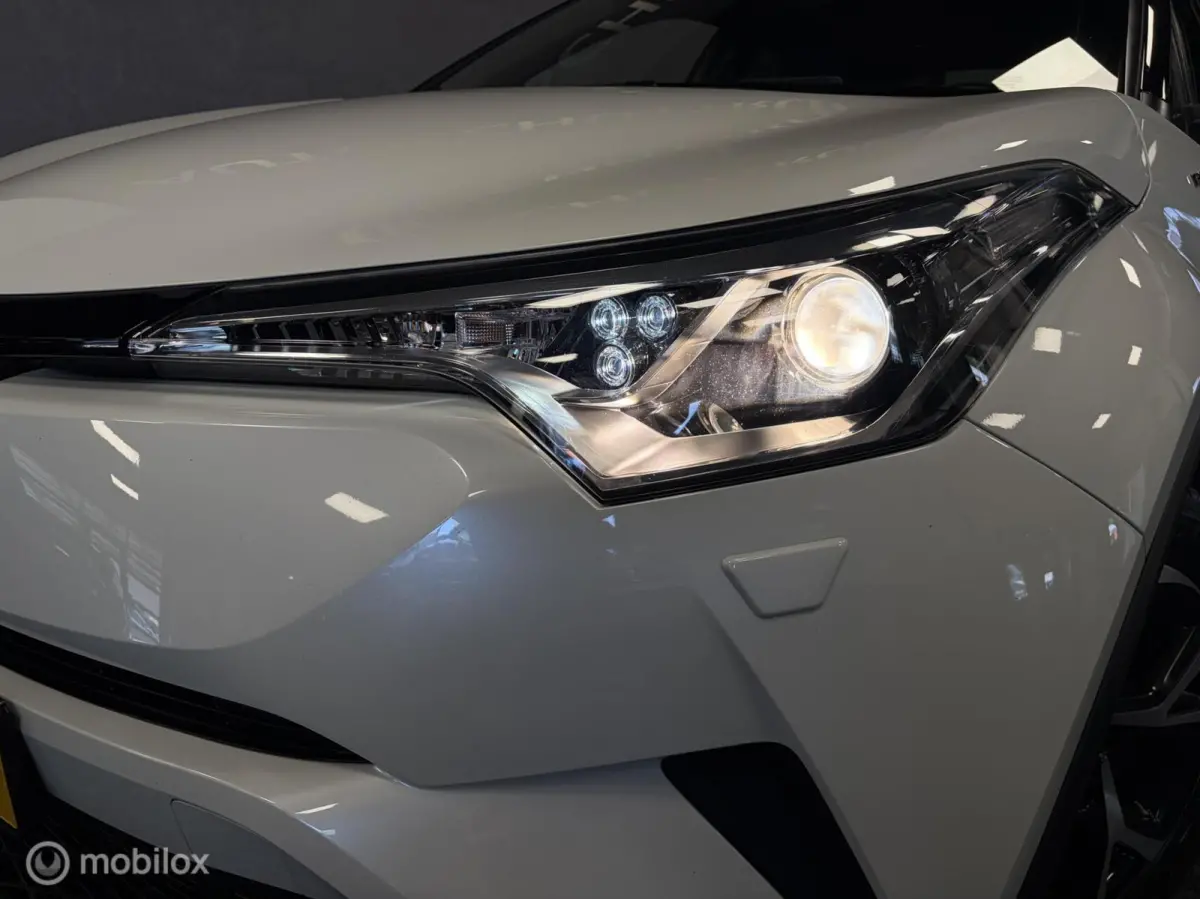 1.8 Hybrid Bi-Tone LED / STOELVERW. / STUURVERW. / CAMERA / CARPLAY MEDIA /