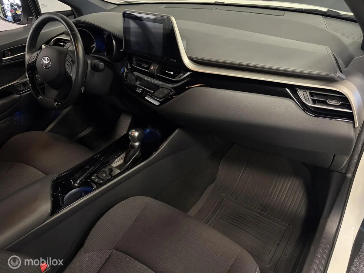 1.8 Hybrid Bi-Tone LED / STOELVERW. / STUURVERW. / CAMERA / CARPLAY MEDIA /