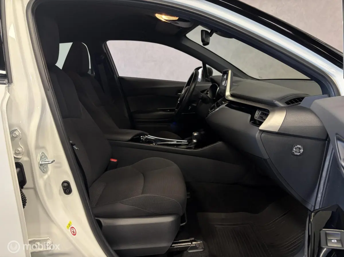 1.8 Hybrid Bi-Tone LED / STOELVERW. / STUURVERW. / CAMERA / CARPLAY MEDIA /