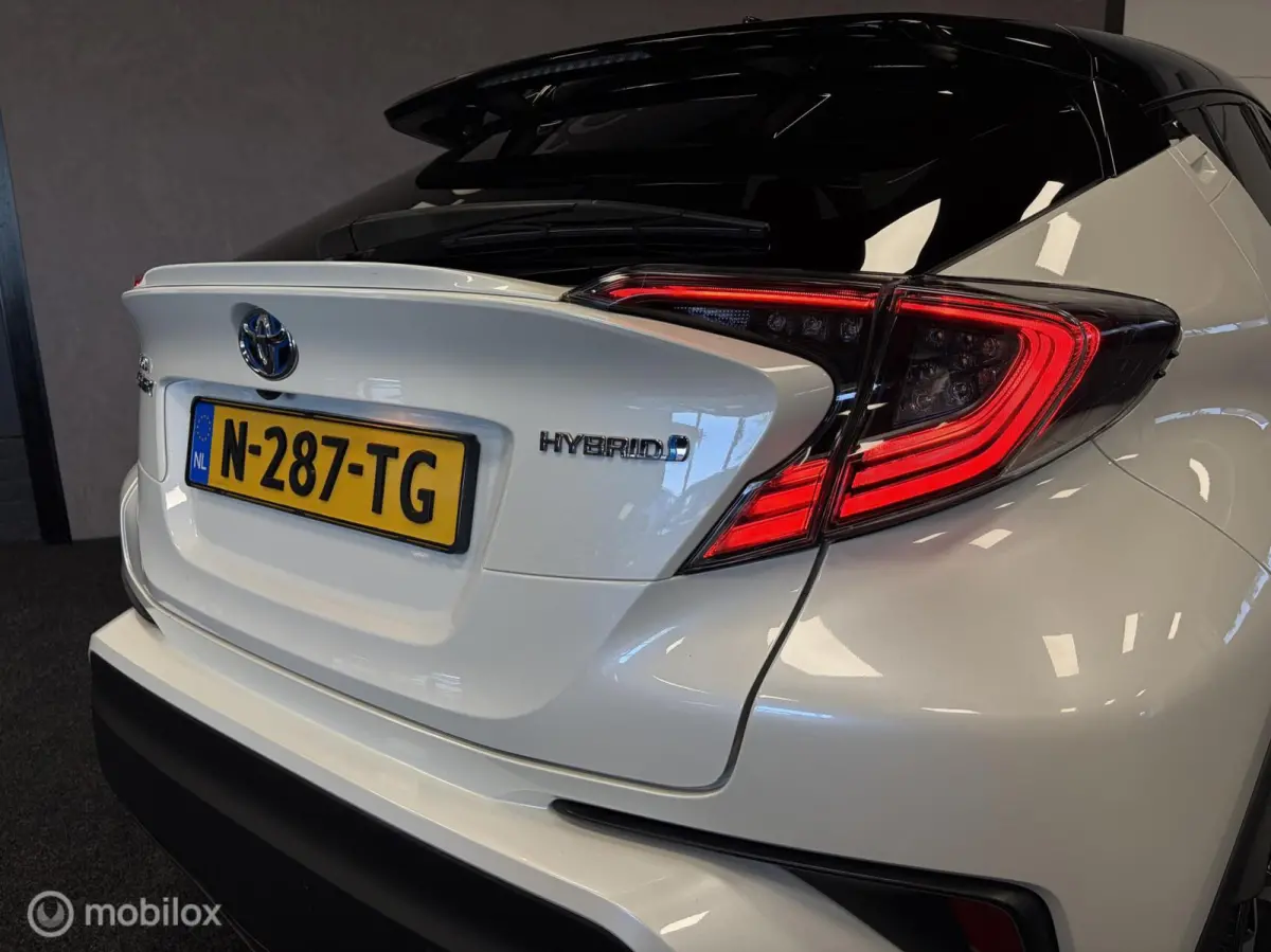 1.8 Hybrid Bi-Tone LED / STOELVERW. / STUURVERW. / CAMERA / CARPLAY MEDIA /