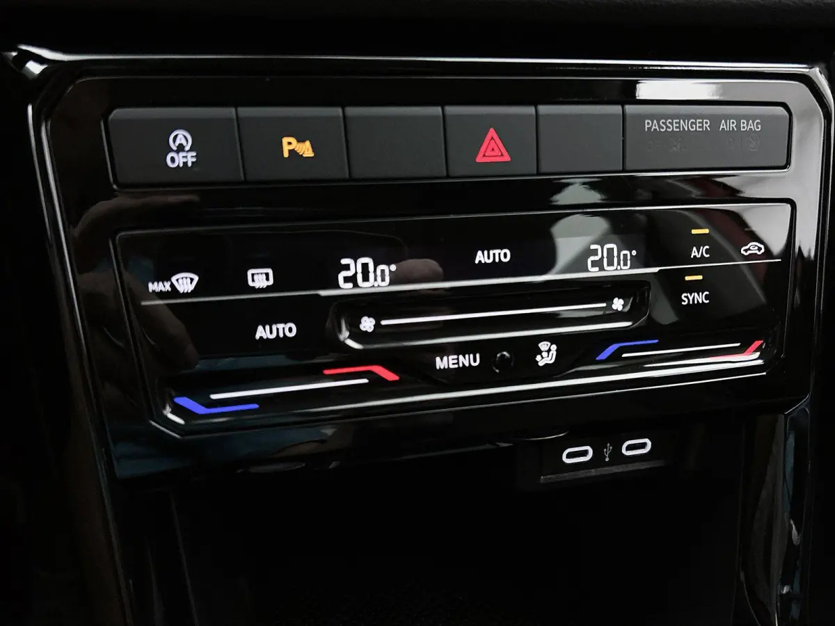 1.0 TSI Life Edition | 95 PK | Trekhaak | Manilla Velgen | All Season Banden | Keyless | Climatronic (Automatische Airco) | Digital Cockpit |