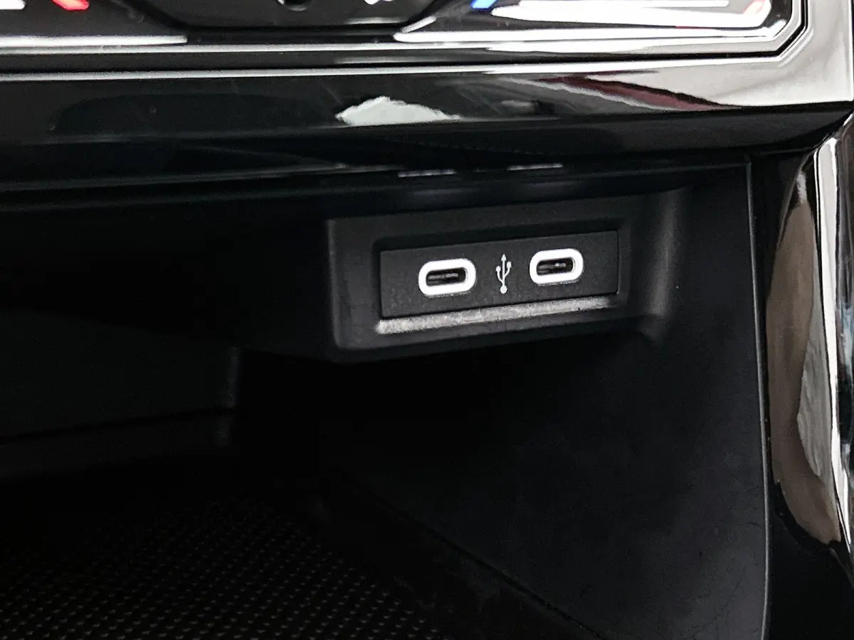 1.0 TSI Life Edition | 95 PK | Trekhaak | Manilla Velgen | All Season Banden | Keyless | Climatronic (Automatische Airco) | Digital Cockpit |
