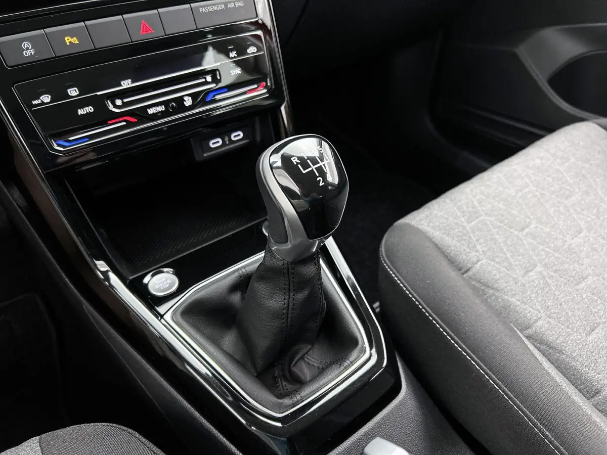1.0 TSI Life Edition | 95 PK | Trekhaak | Manilla Velgen | All Season Banden | Keyless | Climatronic (Automatische Airco) | Digital Cockpit |