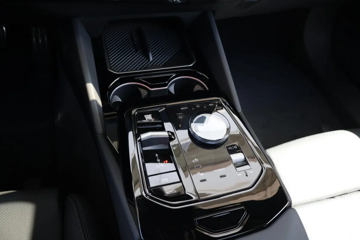 530e M Sport Edition | SoH 100% | M Sportpakket Pro | Comfort Access | Trekhaak | panoramadak | Driving Assistant Professional | Bowers & Wilkins