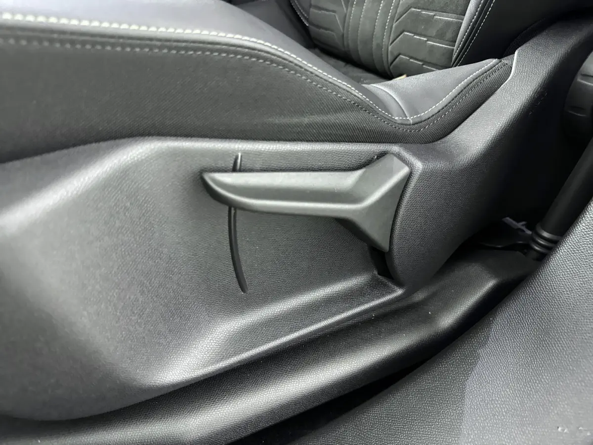 SUV Hybrid 136pk Automaat GT | Alcantara interieur pakket | Camera | Navigatie | Adaptieve Cruise Control | CarPlay | Full Led Koplampen