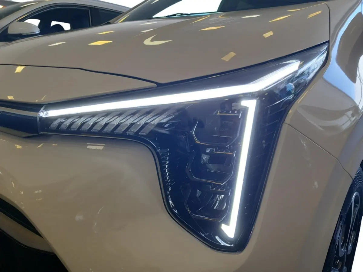1.0 DPI ExecutiveLine | Stoel en stuurverwarming | Navigatie | Camera | Keyless met startknop | Climate control | Cruise control | Getinte ramen achter |