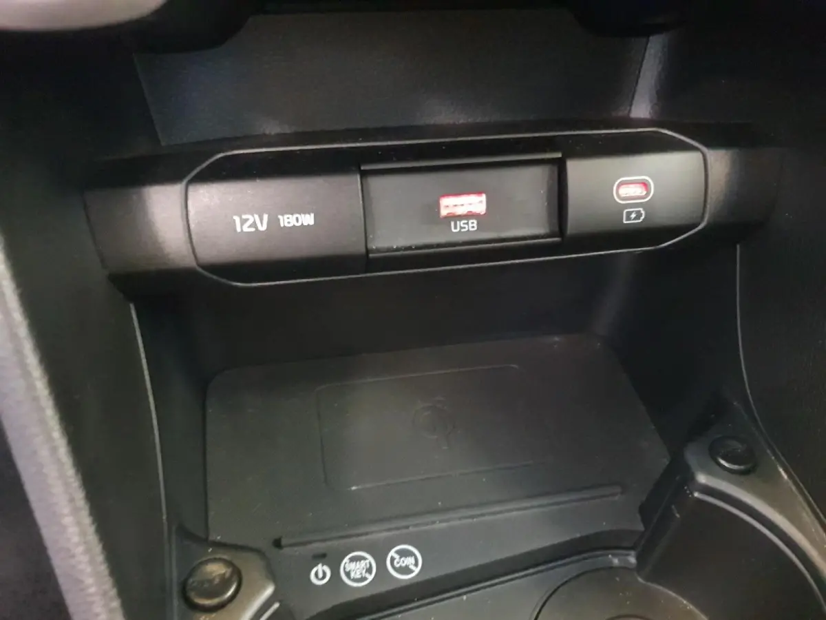 1.0 DPI ExecutiveLine | Stoel en stuurverwarming | Navigatie | Camera | Keyless met startknop | Climate control | Cruise control | Getinte ramen achter |