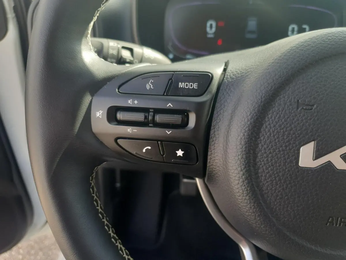 1.0 DPI ExecutiveLine | Stoel en stuurverwarming | Navigatie | Camera | Keyless met startknop | Climate control | Cruise control | Getinte ramen achter |