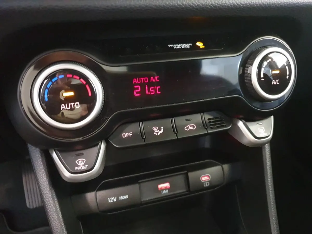 1.0 DPI ExecutiveLine | Stoel en stuurverwarming | Navigatie | Camera | Keyless met startknop | Climate control | Cruise control | Getinte ramen achter |