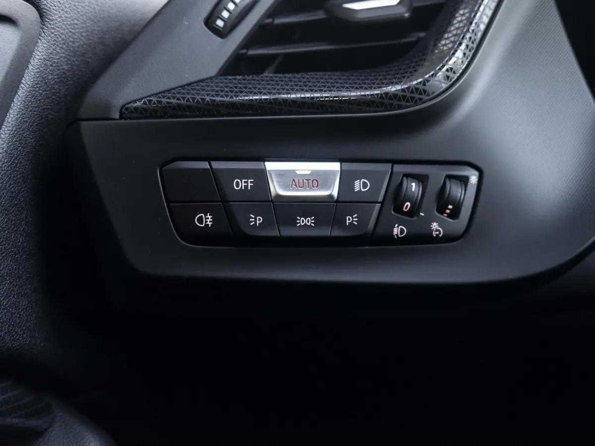 218i | Handgeschakeld !! | LED | Navigatie | Trekhaak | Sportstoelen | Stoelverwarming | DAB | Alu 17 inch