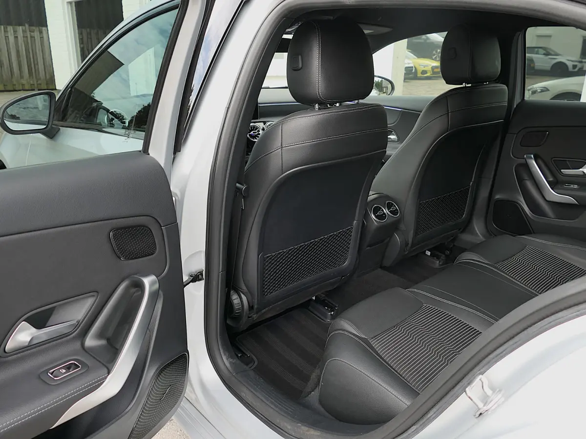 200 Launch Edition Premium | Night pakket | MBUX widescreen | Achteruitrijcamera | Stoelverwarming | Keyless | Sfeerverlichting | Dodehoek detectie | Apple-/Android carplay | 18-inch velgen