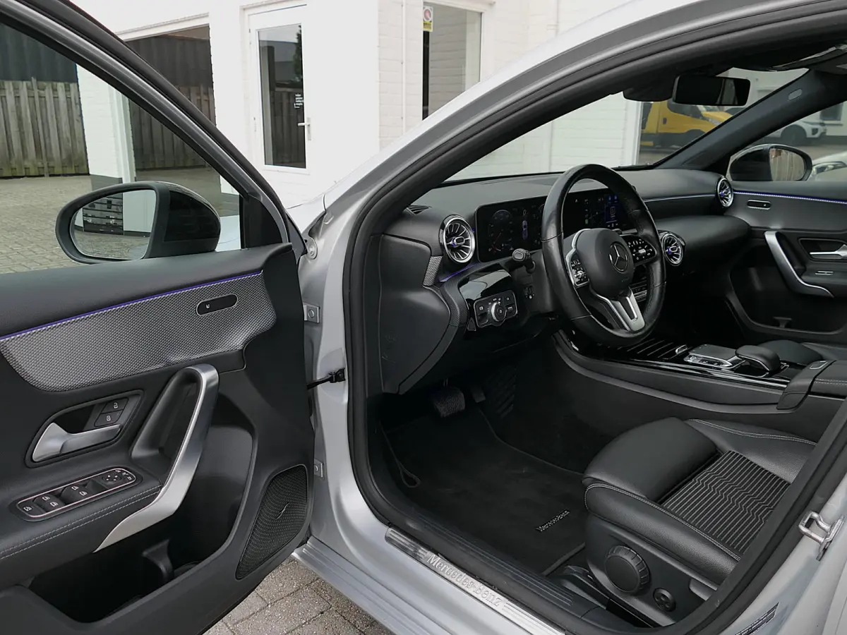 200 Launch Edition Premium | Night pakket | MBUX widescreen | Achteruitrijcamera | Stoelverwarming | Keyless | Sfeerverlichting | Dodehoek detectie | Apple-/Android carplay | 18-inch velgen