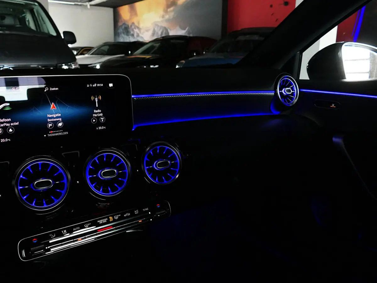 200 Launch Edition Premium | Night pakket | MBUX widescreen | Achteruitrijcamera | Stoelverwarming | Keyless | Sfeerverlichting | Dodehoek detectie | Apple-/Android carplay | 18-inch velgen