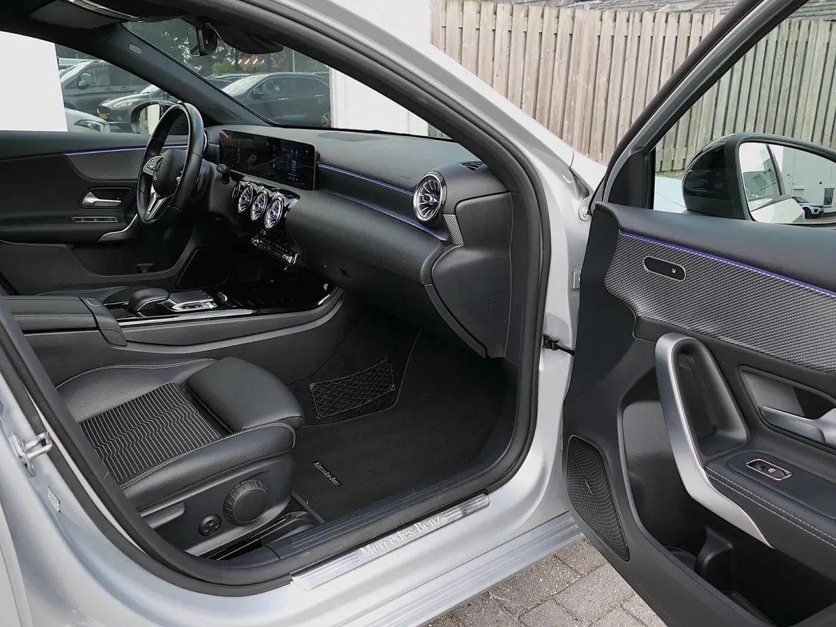 200 Launch Edition Premium | Night pakket | MBUX widescreen | Achteruitrijcamera | Stoelverwarming | Keyless | Sfeerverlichting | Dodehoek detectie | Apple-/Android carplay | 18-inch velgen