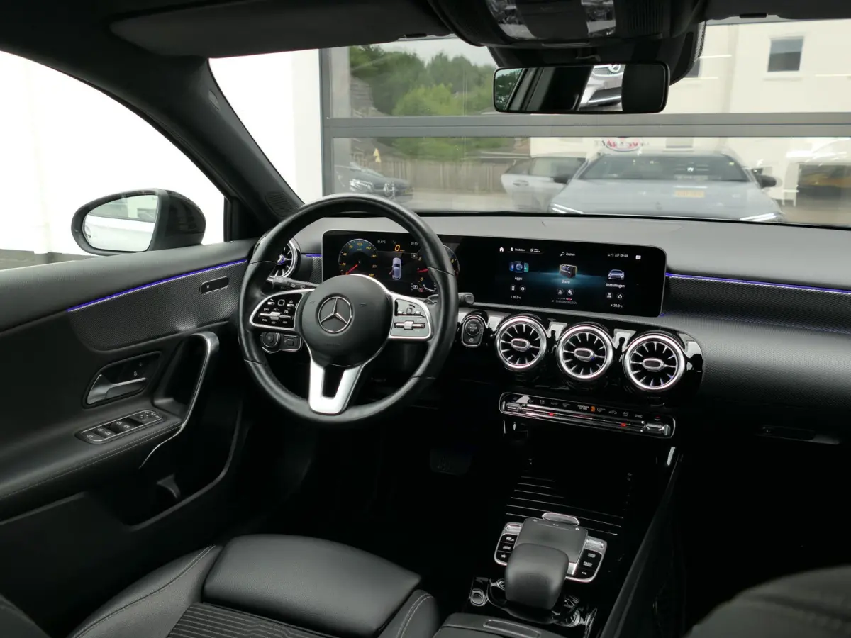 200 Launch Edition Premium | Night pakket | MBUX widescreen | Achteruitrijcamera | Stoelverwarming | Keyless | Sfeerverlichting | Dodehoek detectie | Apple-/Android carplay | 18-inch velgen