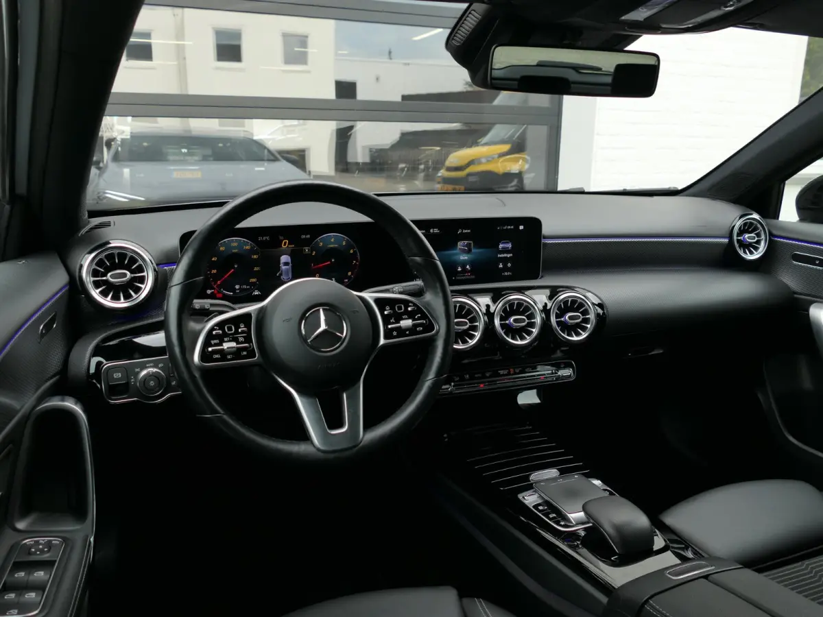 200 Launch Edition Premium | Night pakket | MBUX widescreen | Achteruitrijcamera | Stoelverwarming | Keyless | Sfeerverlichting | Dodehoek detectie | Apple-/Android carplay | 18-inch velgen
