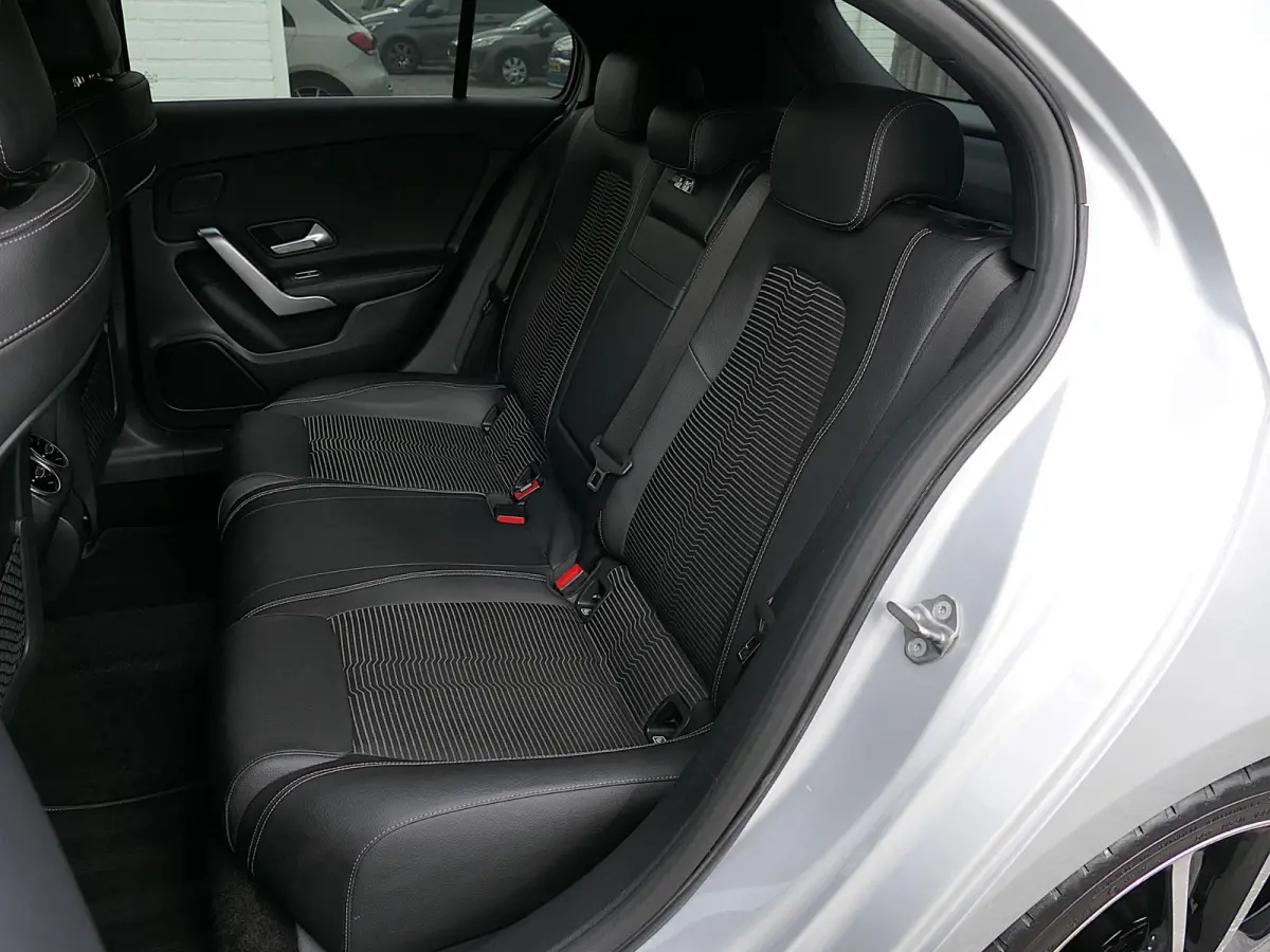 200 Launch Edition Premium | Night pakket | MBUX widescreen | Achteruitrijcamera | Stoelverwarming | Keyless | Sfeerverlichting | Dodehoek detectie | Apple-/Android carplay | 18-inch velgen