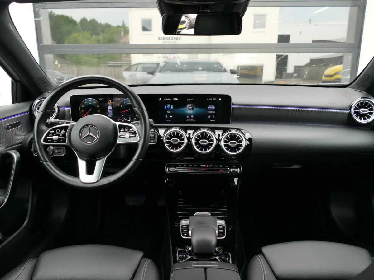 200 Launch Edition Premium | Night pakket | MBUX widescreen | Achteruitrijcamera | Stoelverwarming | Keyless | Sfeerverlichting | Dodehoek detectie | Apple-/Android carplay | 18-inch velgen