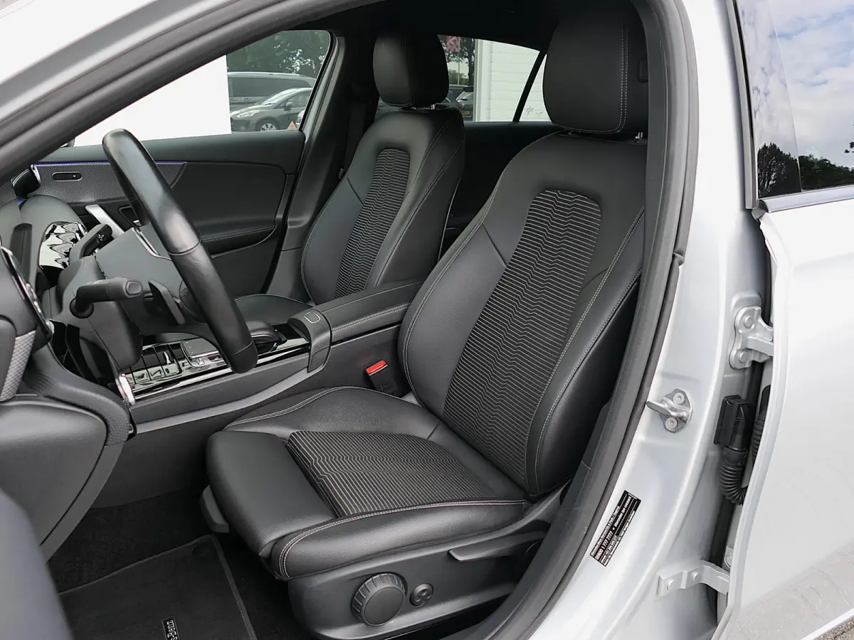 200 Launch Edition Premium | Night pakket | MBUX widescreen | Achteruitrijcamera | Stoelverwarming | Keyless | Sfeerverlichting | Dodehoek detectie | Apple-/Android carplay | 18-inch velgen